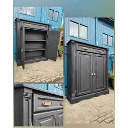 Strakke zwarte kast met...