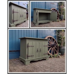 Olijfgroene vintage kast....